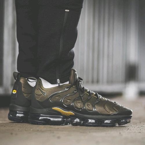 vapormax plus khaki
