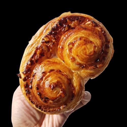 Foto Produk Walnut & cream cheese danish / croissant dari Don Bakeshop