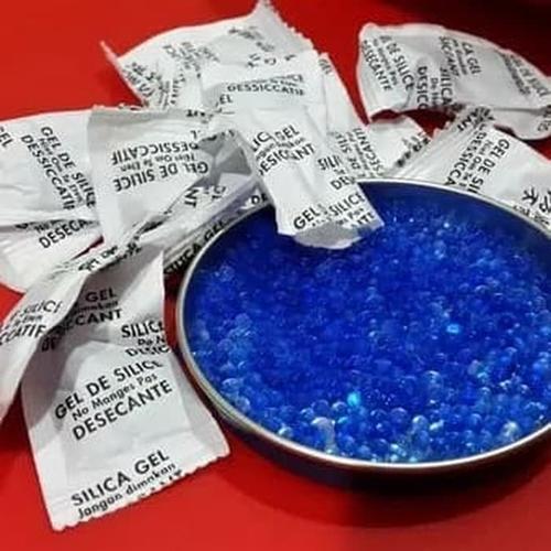 Foto Produk silica gel blue / silika gel biru 1 pack isi 100 pcs grade A promo - 1 gram dari silicagelstuff