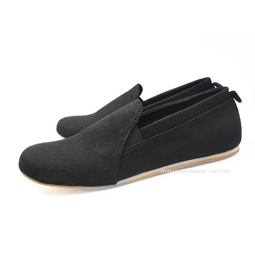 Foto Produk MURAH ! OBRAL SEPATU CASUAL PRIA SANTAI SIMPEL ADIDAS SLIP ON MOCCASIN - Hitam, 38 dari Sepatu Distro Bandung