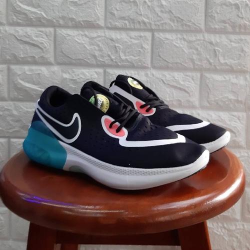 nike running 2 pod joyride trainers in black