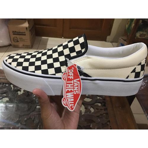 harga retail vans slip on checkerboard