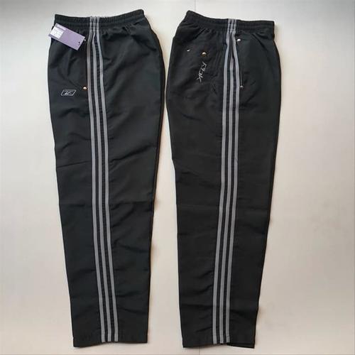 celana training reebok