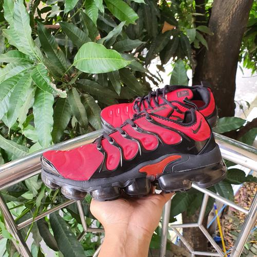 red nike vapormax plus