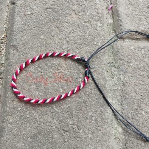 Gambar Gelang Etnik Oleh Oleh Souvenir Khas Bali Gelang Tridatu Polos 3 Warna dari Toko Oudy Jakarta Barat Tokopedia