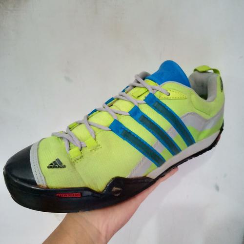 harga adidas traxion