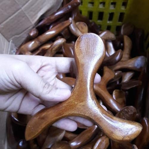 Foto Produk Alat Pijat Kerik Kayu Segitiga KEROK ALAT PIJAT SEGITIGA dari Toko Jordan