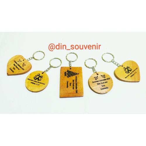 Foto Produk Souvenir Gantungan Kunci Kayu Putih Sablon Request dari Ad-Din Store