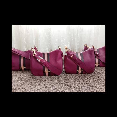 Foto Produk Coach Jes Leather Hobo Leather Versity Berry Multi dari ferliarj16