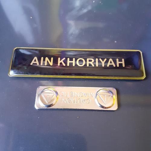 Foto Produk Nama dada ( Name tag ) Kuningan magnet dari WallQR