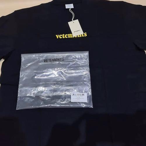 Jual 💎 VETEMENTS YELLOW LOGO BLACK TEE 