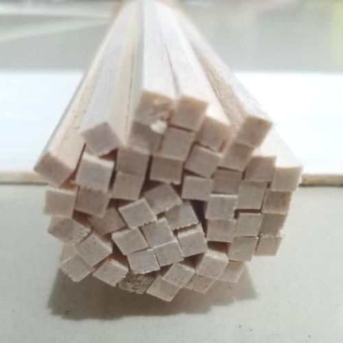Foto Produk Kayu Balsa stik 4mm x 5mm x 50cm 1pcs 4x5x500mm kayu maket kayu list dari Cakra Dinamika