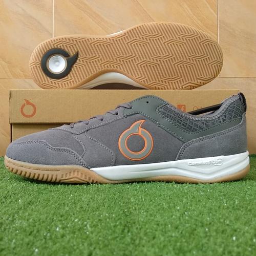 Foto Produk Sepatu Futsal Ortuseight Jogosala Dominator IN - Gunmetal/White/Gum - 38 dari KICKOFF SPORTS