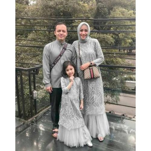 Foto Produk Baju Set Family Ayah Ibu Anak / Baju Couple Keluarga Brukat Kekinian dari Halisa Gallery
