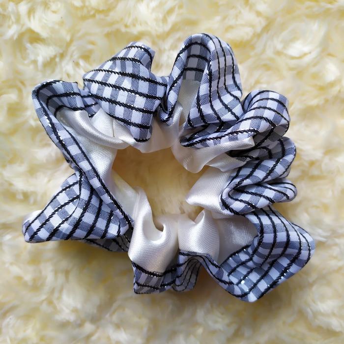 Gambar Scrunchie Satin Kotak Premium - Cepol Hijab Style Korea - Hitam dari Trend Flower undefined Tokopedia