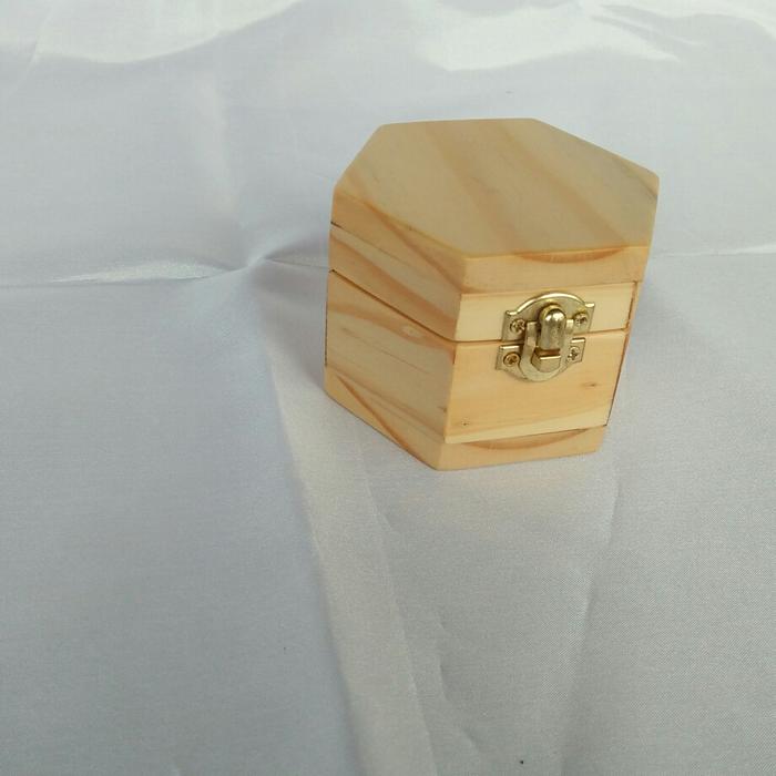 Gambar Kotak cincin kayu segi 6/ kotak cincin lamaran / wadah cincin kayu dari Arta_craf undefined Tokopedia