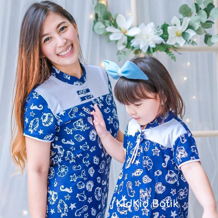 Gambar Baju Couple Keluarga Batik Pasangan Ayah Ibu dan Anak Navy Katun Bagus - kemeja 2-3 th dari Kidkid Batik undefined Tokopedia