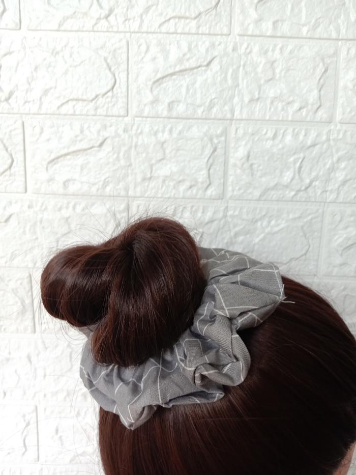 Gambar SCRUNCHIE HIJAB CEPOL KARET IKAT RAMBUT KOREA MOTIF KOTAK SC2608 - Abu-abu dari BeaNaBell Aksesoris undefined Tokopedia