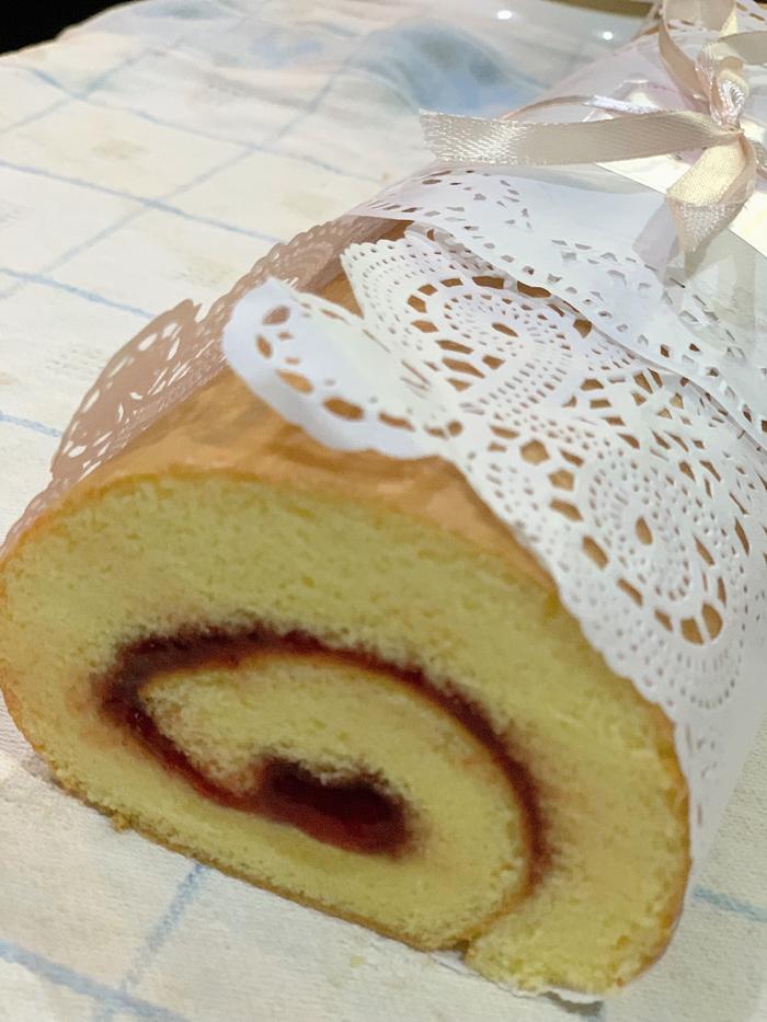 Gambar bolu gulung strawberry dari AlciraBakes undefined Tokopedia