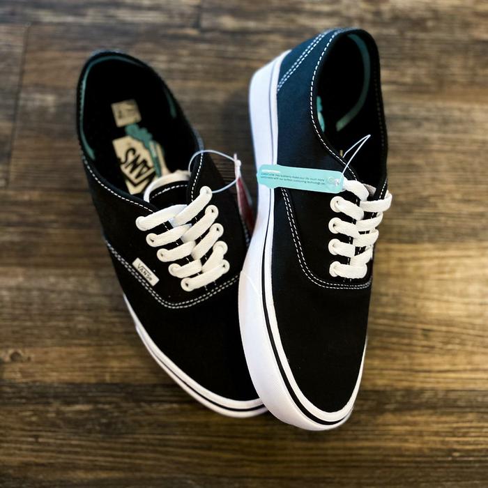 Gambar Vans Comfycush Authentic Black White dari sneakers.limatiga undefined Tokopedia
