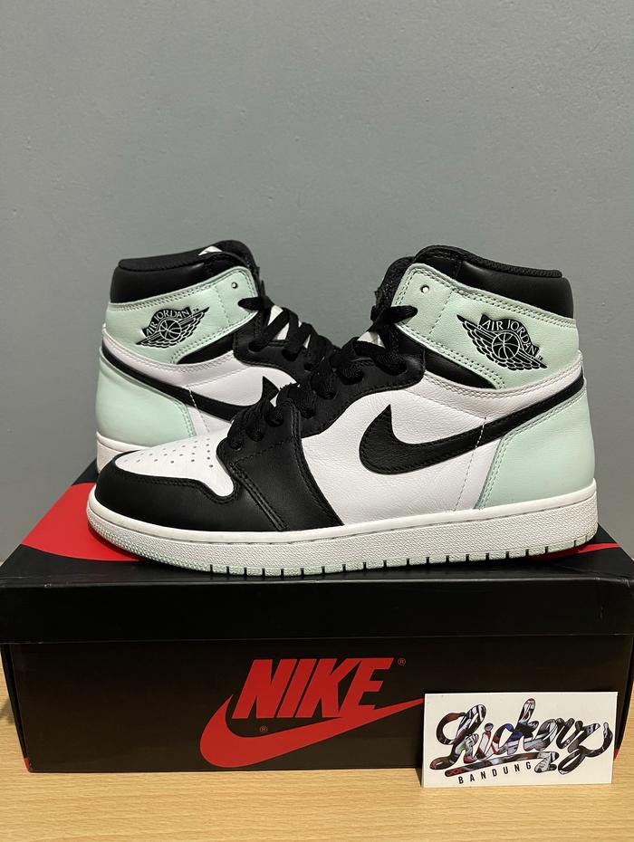 Igloo Nike Air Jordan Clearance (Air Jordan Mid Tropical Twist Igloo (GS)  554725-132)