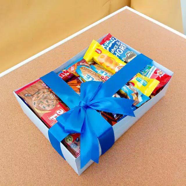Gambar HAMPERS SNACK KADO WISUDA SNACK BOX PARSEL LEBARAN NATAL ULTAH MURAH - Biru dari Scarllet Party undefined Tokopedia