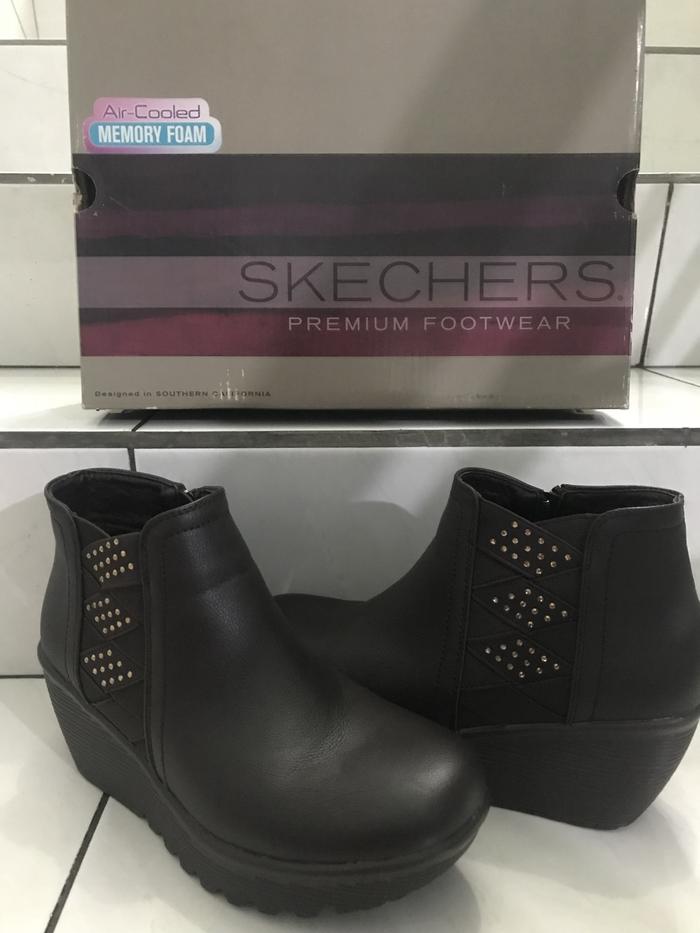 memory foam boots skechers