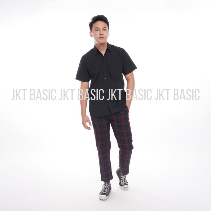 Gambar Kemeja Polos Pria Hitam Basic Lengan Pendek Slim Fit - M dari JKT Basic undefined Tokopedia