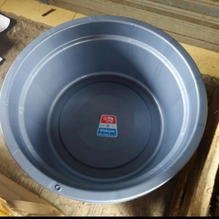 Gambar Bak Plastik 24 Komet Besar / Baskom Cuci Baju / Ember Tempat Air Lebar - Abu-abu dari Baru Bung undefined Tokopedia