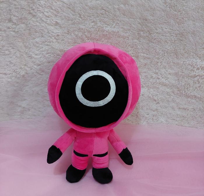 Gambar Boneka Squid Game Viral | Boneka Squid Game Misterious | SNI - bulat, L:30x21CM dari Lutju undefined Tokopedia