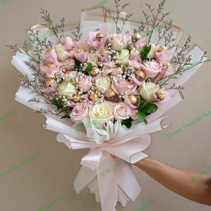 Gambar bouquet coklat bunga mawar fresh with ferrero rocher dari Bloom Flourish Supplier undefined Tokopedia