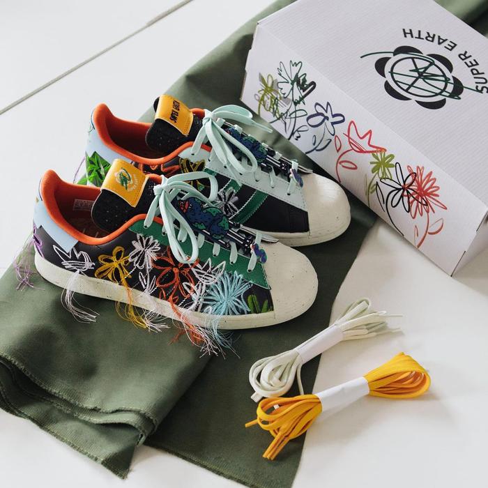 Gambar ADIDAS X SEAN WOTHERSPOON SUPERSTAR SUPER EARTH BLACK ORIGINAL GX3823 - 39 1/3 dari BM STORE ORIGINAL FOOTWEAR undefined Tokopedia