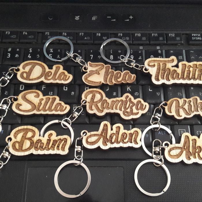 Gambar gantungan kunci kayu grafir nama custom. ganci kayu nama dari vanno graphic undefined Tokopedia
