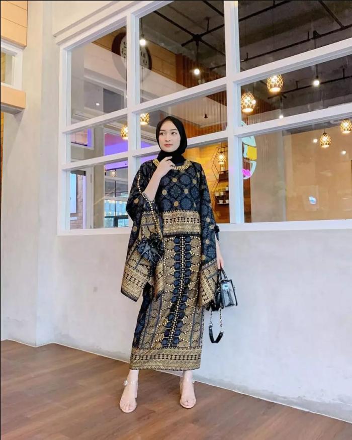 Gambar KEBAYA MODERN BATWING ANNISA SETELAN ATASAN (MODEL KELELAWAR) DAN ROK - Abu-abu, S dari Gallery Songket Modern undefined Tokopedia