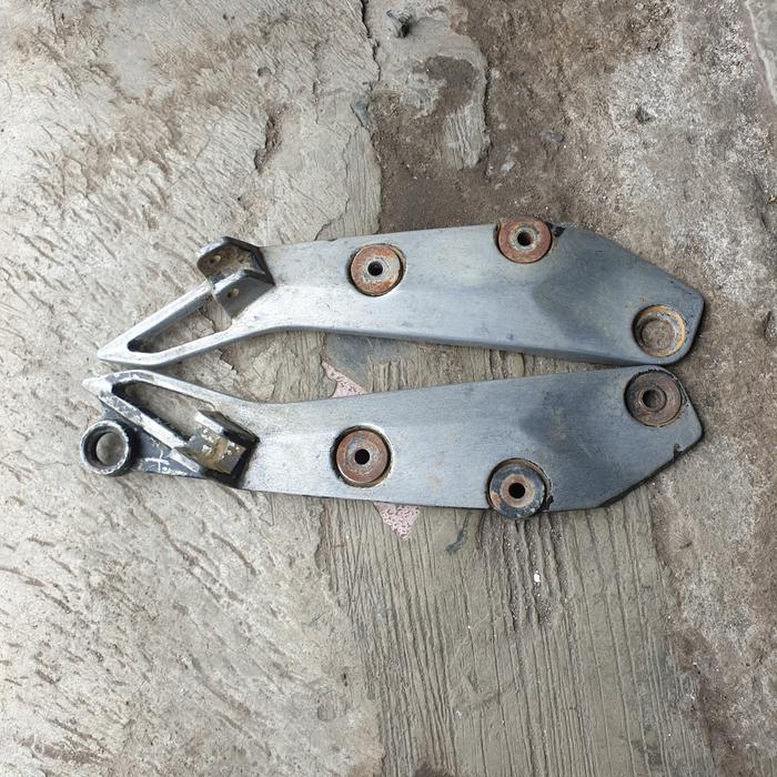 Gambar dudukan step footstep bustep suzuki shogun sogun 125 old ori asli - satu set dari deni. part undefined Tokopedia