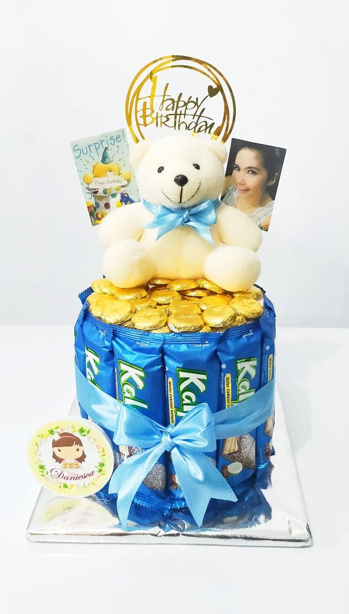 Gambar Snack Tower Cake Parsel Coklat Murah Unik Untuk Ultah Anniv Wisuda - Dgn Boneka dari My Chocolate Shop undefined Tokopedia