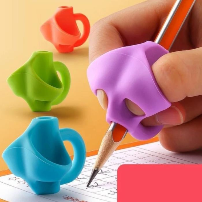 Gambar Pencil Grip Alat Bantu Tulis Anak / Writing Grip Pencil Holder - 3 Jari, Random dari Togakoga Store undefined Tokopedia