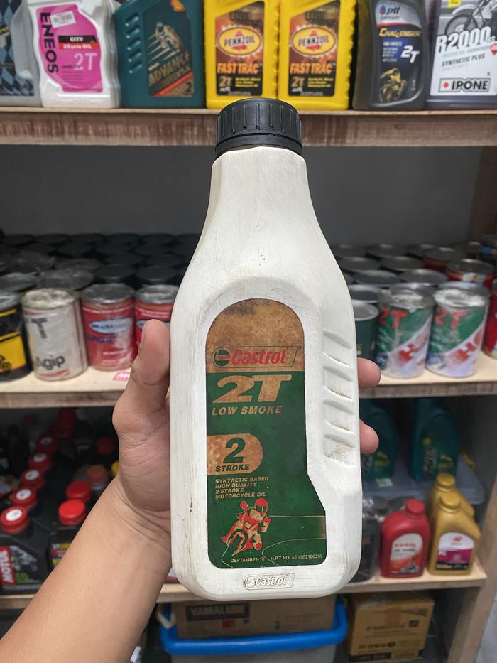 Gambar oli samping castrol low smoke 2t dari Cokro Family (Dhana) undefined Tokopedia