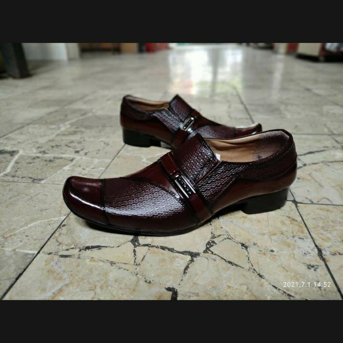 Gambar sepatu pria pantofel formal lancip kulit asli mengkilap terbaru - marun, 38 dari vitup store undefined Tokopedia
