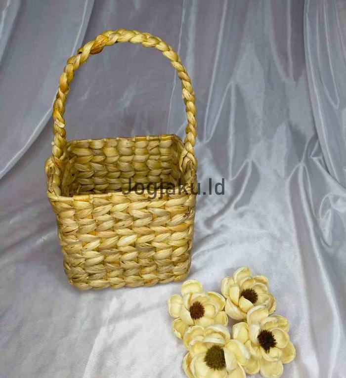 Gambar POT GANTUNG ENCENG GONDOK VAS BUNGA GANTUNG INTERIOR ANYAMAN - kotak dari yess dekorasi undefined Tokopedia