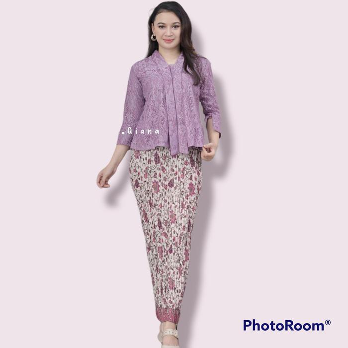 Gambar kebaya setelan brukat rok batik plisket floi tiga - 3, M dari renil kebaya undefined 4 Tokopedia