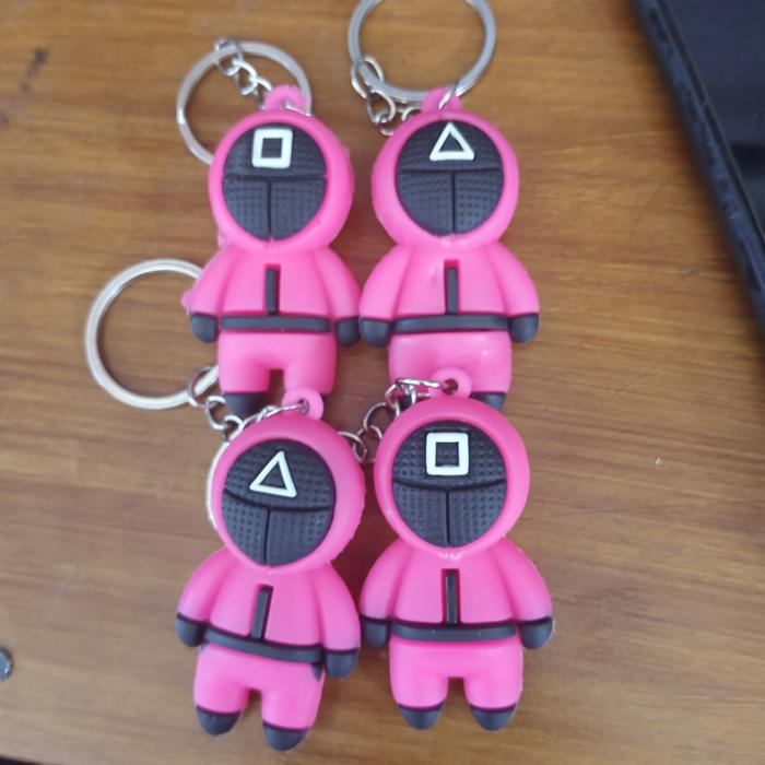 Gambar TOPENG SQUID GAME - SQUIDGAME MASK - TOPENG FRONT MAN SQUID GAME - gantungan kunci dari Jamblang Store undefined Tokopedia