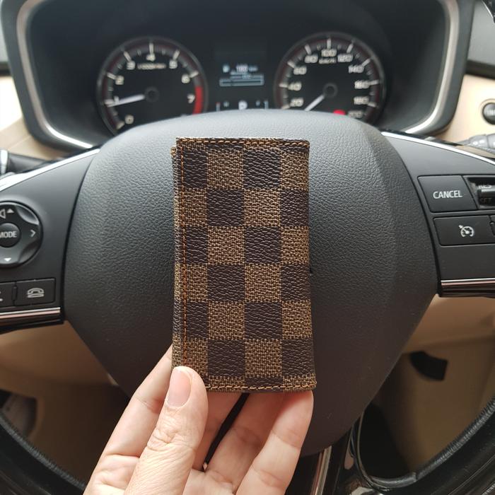 Gambar Technozio Dompet STNK Mobil /Gantungan kunci mobil Motif Kotak - Cokelat dari STARKSCENTS undefined Tokopedia