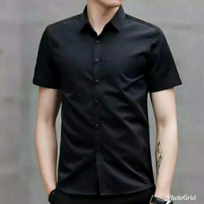 Gambar Kemeja Hitam Polos Pria Lengan Pendek | Baju Cowok Slimfit - Hitam, L dari azam shopp3 undefined Tokopedia
