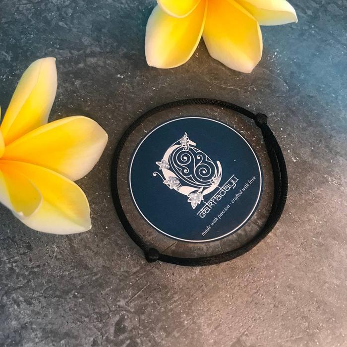 Gambar Gelang Polos Tali Satin Couple Anti Air Bahan Premium Original - Single Hitam, L dari Cakradayu Dewata undefined Tokopedia