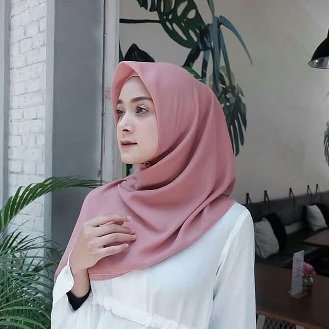 Gambar Kerudung Segi Empat Bella Square Hijab Polos - Dusty Pink dari TokoSyafira22 undefined Tokopedia