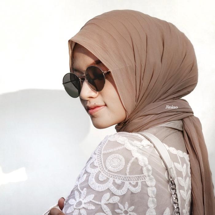 Gambar JINISO - Aura Hazelnut Active Hijab Pashmina Shawl - PLISKET WAVE dari JINISO JEANS undefined Tokopedia