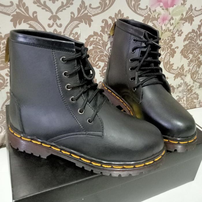 Gambar sepatu docmart anak 6 hole DR.MARTENS kids size 21-30 - Hitam, 21-25 note dari Sepatu Docmart Anak &amp; Dewasa undefined Tokopedia