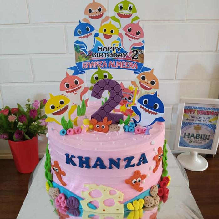 Gambar kue ultah baby shark / cake ultah baby shark - Merah Muda, diameter 20cm dari habibi cake undefined Tokopedia