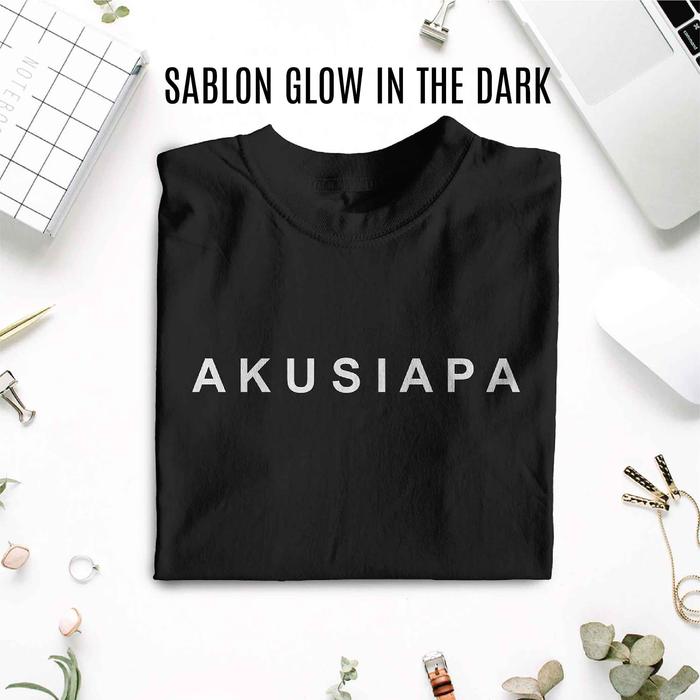 Gambar Kaos Kata Aku Siapa Baju Pria dan Wanita Lucu Distro Custom Tulisan - Hitam, XL dari righteen.id undefined Tokopedia